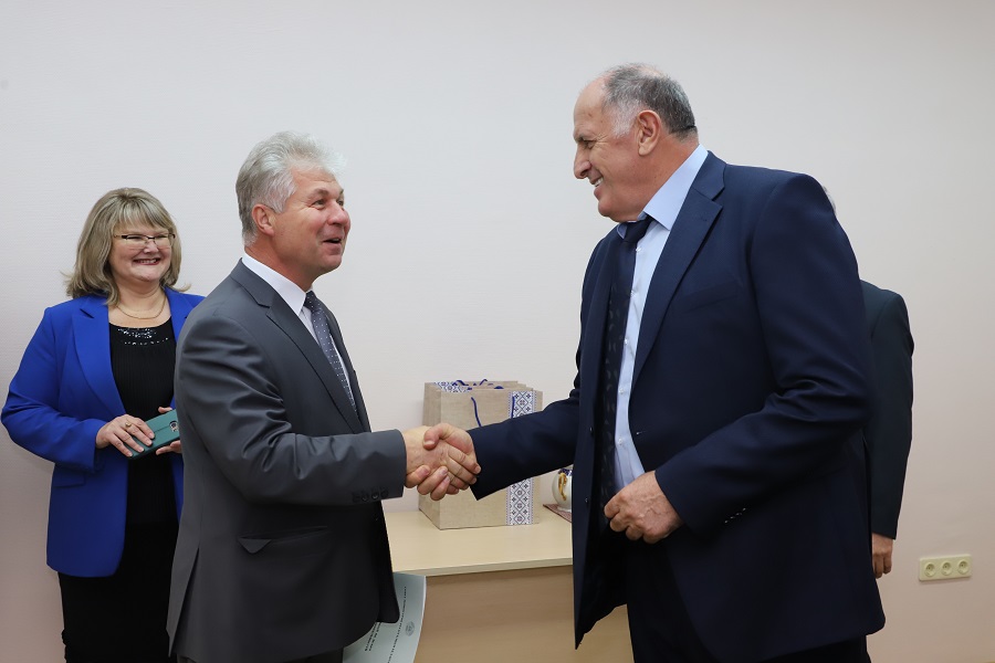 Абдулмуслим Абдулмуслимов встретился с Уполномоченным по делам религий и национальностей Беларуси Александром Румаком
